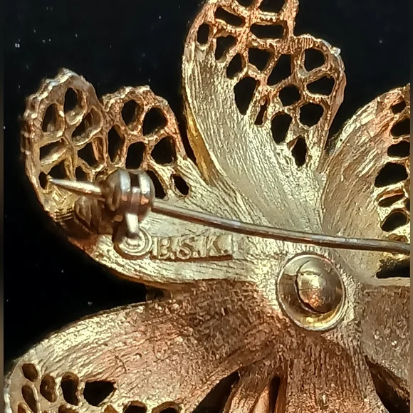 Vintage BSK Flower Brooch Textured Gold Tone Faux Pearl Rhinestone Signed - Picture 7 of 7